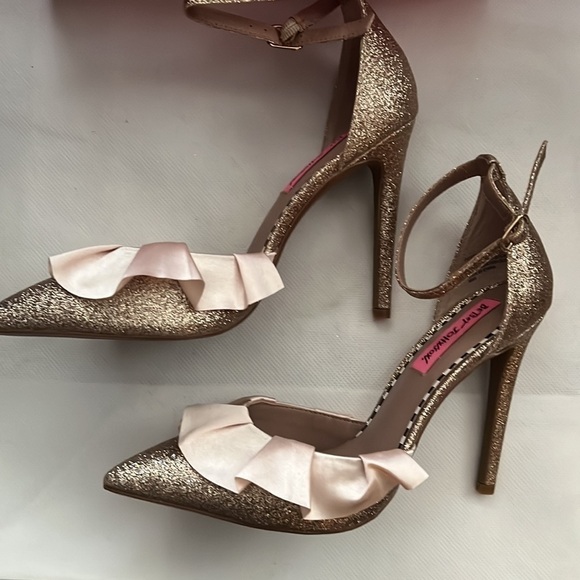 NEW!!! Betsey Johnson Portia Gold Glitter Ruffle Pumps Size 7.5 - Picture 7 of 9